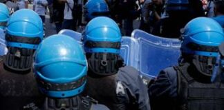 Doppia manifestazione a Bologna, scontri tra polizia e collettivi