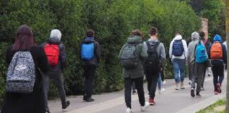 “Ecco perché fanno scelte poco sagge”, cosa succede nel cervello degli adolescenti: lo studio