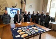 Vicenza, spacciava alla fermata del bus, arrestato dalla polizia locale. In casa cocaina, eroina e crack per oltre 25 mila euro L'operazione antidroga della Polizia Locale di Vicenza presentata in comune