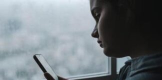 Giovani sempre più isolati: il 27% non ha amici in carne e ossa e 14% fa fatica ad incontrarli