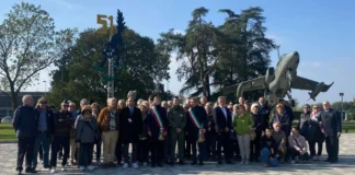 Vicenza, solidarietà e collaborazione con Pro Loco Postumia: “Coprimi col cuore” in piazza e Possamai all’aeroporto di Istrana Il sindaco di Vicenza Possamai in visita all’Aeroporto militare di Istrana