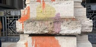 Imbrattata facciata ministero Istruzione, manifestanti con striscione ‘Bruciamo tutto’