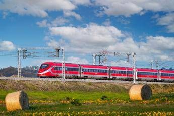 Incendio sulla Salaria, linea alta velocità fortemente rallentata tra Roma e Firenze: ritardi dei treni fino a 90 minuti