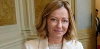 Italia-Argentina, Milei regala a Meloni statuetta con motosega