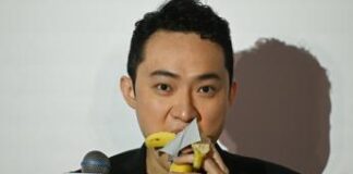 Justin Sun ha mangiato la banana di Cattelan, l’ha pagata 6,2 milioni