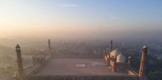 Lahore soffoca, smog a livelli record