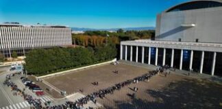 M5S, contestatori irrompono a Nova: “Dimissioni, siete come il Pd”