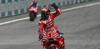 MotoGp Malesia, Bagnaia trionfa davanti a Martin e Bastianin. Sotto di 24 punti tiene accessa la fiammella del titolo mondiale