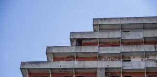 Napoli, crolla solaio nella vela rossa di Scampia: famiglie evacuate