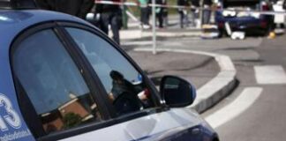 Napoli, donna si lancia da un’auto in corsa per sottrarsi agli abusi: arrestato 38enne
