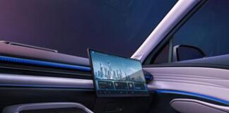 OMODA 7 con schermo star-track scorrevole