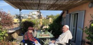 Papa Francesco da Emma Bonino: sul terrazzo entrambi in sedia a rotelle