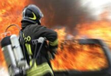 Piacenza, svaligiata sede Dhl: furgoni dati alle fiamme e chiodi a terra per fuggire