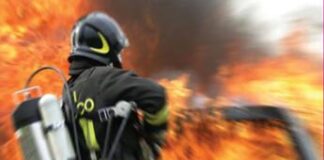 Piacenza, svaligiata sede Dhl: furgoni dati alle fiamme e chiodi a terra per fuggire