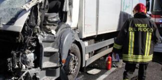 Potenza, scontro tra due tir: due morti
