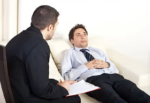 La figura dello psicologo: diversi pregiudizi difficili da sfatare Psicologo col paziente