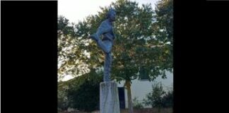 Roberto Benigni, imbrattata la statua nel suo paese natale