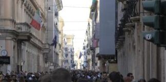 Roma, cade pezzo cornicione da chiesa in via del Corso: 51enne ferito