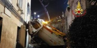 Roma, camion rifiuti si schianta contro muro palazzina: gravi autista e un’inquilina