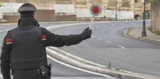 Roma, minorenni fuggono all’alt e si schiantano contro auto in sosta