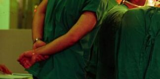 Roma, muore a 22 anni durante intervento di rinoplastica: il medico scelto su internet