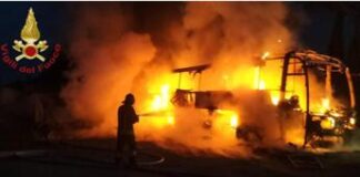 Roma, pullman turistico distrutto dalle fiamme allo Sheraton Golf: nessun ferito