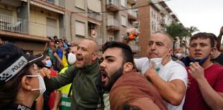 Sanchez, visita dopo alluvione Valencia: insulti e oggetti, premier va via – Video