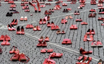 Giornata contro la violenza sulle donne: a Vicenza e Marostica eventi, spettacoli e riflessioni per il 25 novembre Uomini e violenza sulle donne: il simbolo delle scarpe rosse