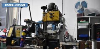 Scoperta officina delle armi a Napoli, trasformavano pistole giocattolo in vere