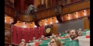 Autonomia, Camera boccia mozione opposizioni: scatta la protesta, esposti Tricolori – Video Tricolori alla Camera