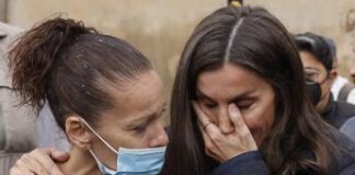 Spagna, regina Letizia scoppia in lacrime sui luoghi alluvione – Video