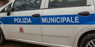 Spari a salve durante dimostrazione Vigili urbani a scuola, scoppia polemica a Palermo