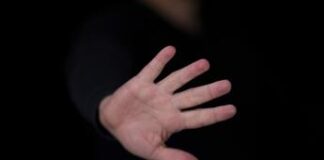 Tiene in un cassetto la figlia dalla nascita per 3 anni, orrore in Gran Bretagna