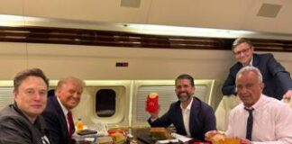 Trump e Musk, a tavola patatine e hamburger: Kennedy si arrende Donald Trump, Elon Musk, Donald Trump jr e Robert Kennedy jr a tavola