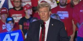 Trump e i problemi di look nel comizio: “I capelli non vanno, ma non sono vecchio”