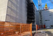 Vicenza, brucia la rete di protezione del cantiere San Bortolo 2 all’ex seminario. Nessun ferito, evacuati per precauzione cantiere e scuola vicina vigili del fuoco intervengono al cantiere ex seminario