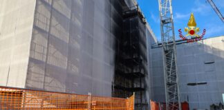 Vicenza, brucia la rete di protezione del cantiere San Bortolo 2 all’ex seminario. Nessun ferito, evacuati per precauzione cantiere e scuola vicina vigili del fuoco intervengono al cantiere ex seminario