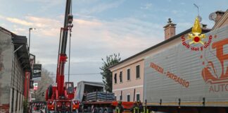 Grisignano, il camion frena bruscamente e il carico sfonda la cabina: illeso l’autista. Bloccata SR 11 vigili del fuoco intervento a Grisignano per incidente camion
