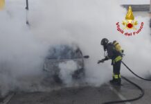 Rossano Veneto, scontro tra auto, una prende fuoco, illesi i conducenti auto in fiamme a Rossano Veneto