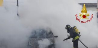 Rossano Veneto, scontro tra auto, una prende fuoco, illesi i conducenti auto in fiamme a Rossano Veneto