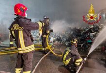 Vicenza, brucia un cumulo di rifiuti nell’impianto di Monte Crocetta. Vigili del fuoco al lavoro incendio rifiuti a monte crocetta