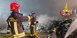 Vicenza, brucia un cumulo di rifiuti nell’impianto di Monte Crocetta. Vigili del fuoco al lavoro incendio rifiuti a monte crocetta
