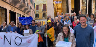 13mila firme contro la diga del Vanoi: delegazione ricevuta in Regione dalla vice presidente del Consiglio Zottis. Camani (Pd): “Dispiace l’indifferenza della giunta Zaia” La delegazione che ha consegnato le firme contro la diga del Vanoi