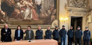Vicenza, linea dura contro otto attività commerciali con frequentazioni sospette. Possamai: «Necessario contrastare il degrado» Vicenza, sindaco Possamai, assessore Balbi e polizia Locale spiegano chiusura anticipata per 8 locali