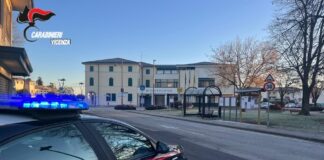 Thiene, rapinano l’incasso di un locale e picchiano il titolare e un dipendente che tentano di impedirlo. Arrestati due diciottenni Carabinieri radiomobile Thiene arrestano 2 giovani per rapina