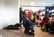 Grazie alla Polizia di Stato di Vicenza, i piccoli ricoverati del San Bortolo giocano con i cani e salgono sulle moto La polizia di stato nel reparto maxillo facciale pediatrico con i piccoli pazienti