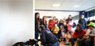 Grazie alla Polizia di Stato di Vicenza, i piccoli ricoverati del San Bortolo giocano con i cani e salgono sulle moto La polizia di stato nel reparto maxillo facciale pediatrico con i piccoli pazienti