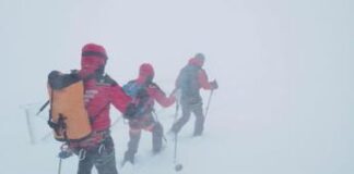 Alpinisti bloccati sul Gran Sasso, neve e vento forte fermano i soccorsi