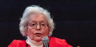 Ambrogini, standing ovation per partigiana Gilardelli. Dalla sala il grido ‘ora e sempre resistenza’