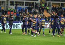 Arbitro toglie rigore, attaccante del Parma non se ne accorge e calcia lo stesso – Video